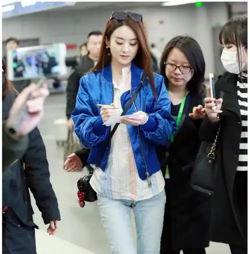 为何大家喜欢赵丽颖,她不顾助理的阻挡为粉丝签名?