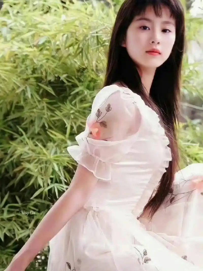 17岁的齐刘海刘诗诗好嫩,这白月光般的美貌,就是我的初恋脸,谁看了不