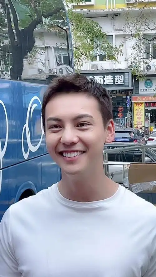 陈伟霆的笑容太好看了,每天多笑一笑,笑容可以代替晴天