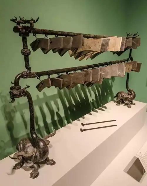 《清朝续文献通考》中称云磬,是藏,蒙古,纳西,汉等族敲击体鸣乐器