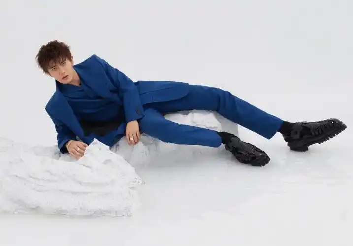 原创秋蝉收视告捷任嘉伦军装获好评新发型却假的令人吐槽