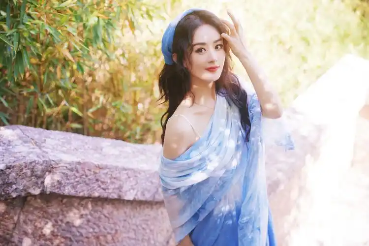 赵丽颖吃汉堡嘴角蘸汁接地气轻咬手指可爱迷人