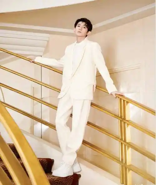 近期王源他因为出席品牌方的线下活动,所以他是精心打扮了呢.