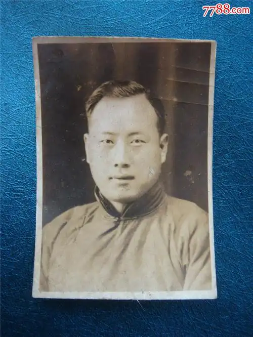 照相馆拍摄的人物老照片￥1308品99民国时期拍摄的人物老照片￥1608