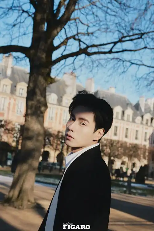 胡一天超话#onedayinparis#春和景明,风轻日暖,与@胡一天啊沐光同行