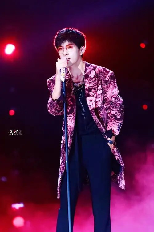 回归爱豆身份的易烊千玺##立麦 插兜 花瓣雨##何炅谢娜易烊千玺同台