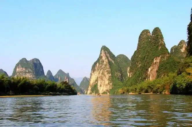 真正的意义,则是乘坐游船在漓江之上,去欣赏桂林山水风光最美的一段