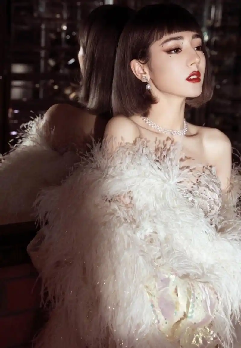 迪丽热巴复古齐刘海短发妆容精致