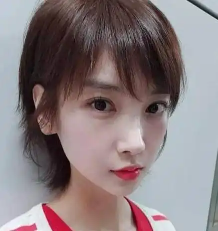 很喜欢短碎发发型,不知现在还流行吗?会不会老气?