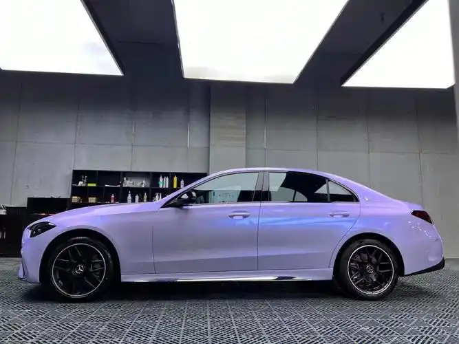 看起来和香芋紫比较接近但是相比香芋紫又带点渐变效果阴天是银紫色