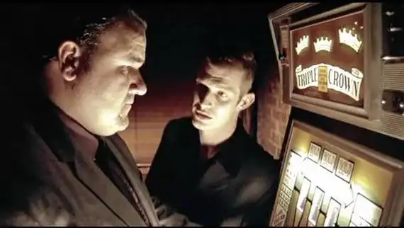 p>《两杆大烟枪》是由 a href="#">盖伊·里奇 /a>自编自导, a href=