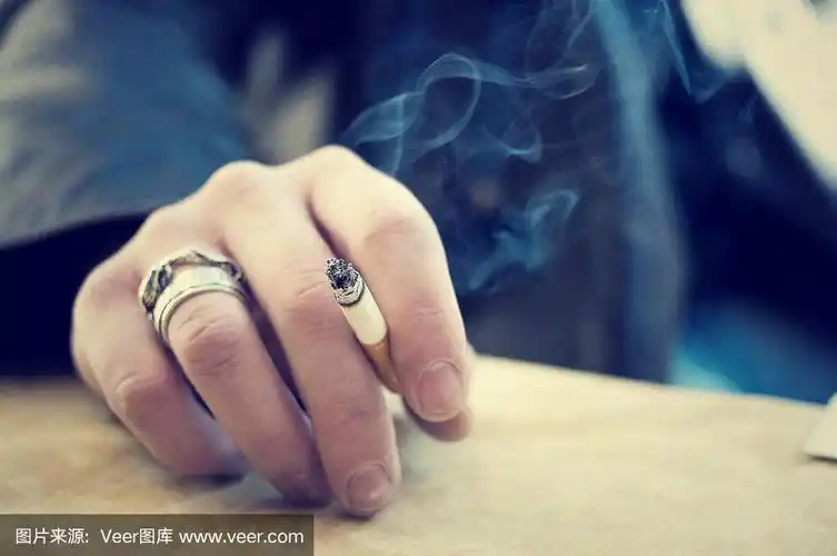 手里拿着香烟的男人