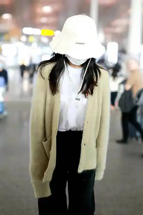 清新减龄 杨紫机场穿浅绿色针织开衫戴渔夫帽引爆网友热议_时尚_自然