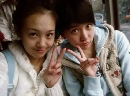 她是郑爽大学同班同学,如今和男友分手,被造谣"母亲背景强大"