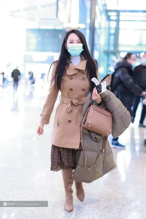 街拍伊能静驼色呢子大衣印花半身裙堆堆短靴白色打底衫优雅高级