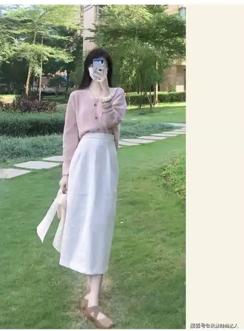 白色半身裙配什么颜色上衣好看_look_卫衣_裙子