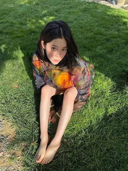 欧阳娜娜发布杂志封面拍摄花絮背蝴蝶翅膀宛如精灵