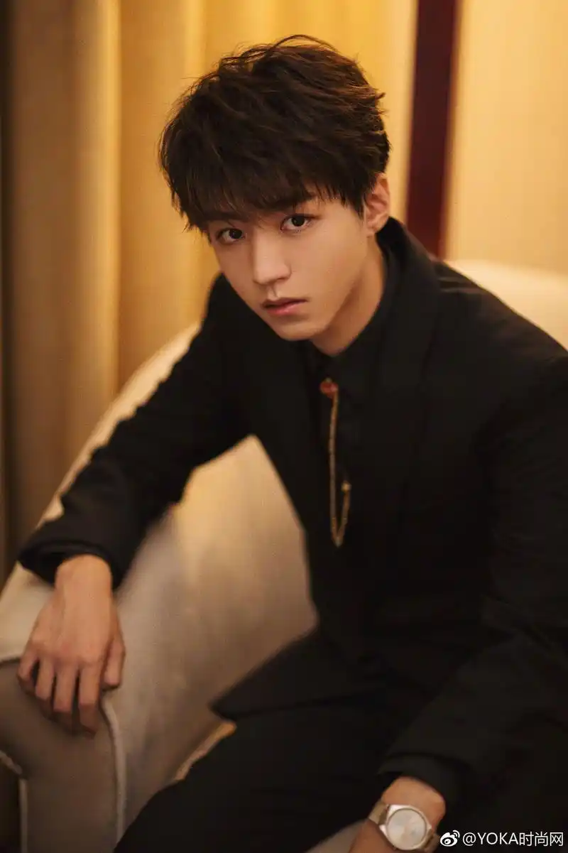 王俊凯出席国际会议 十八少年西装革履尽显贵族气息