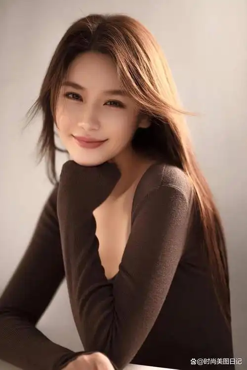 近日,有媒体曝光演员邱意浓最新写真,照片中,邱意浓身穿方领针织