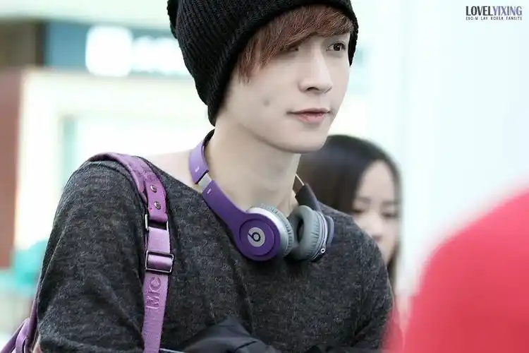 张艺兴戴毛线帽时尚感满满,好潮一男的