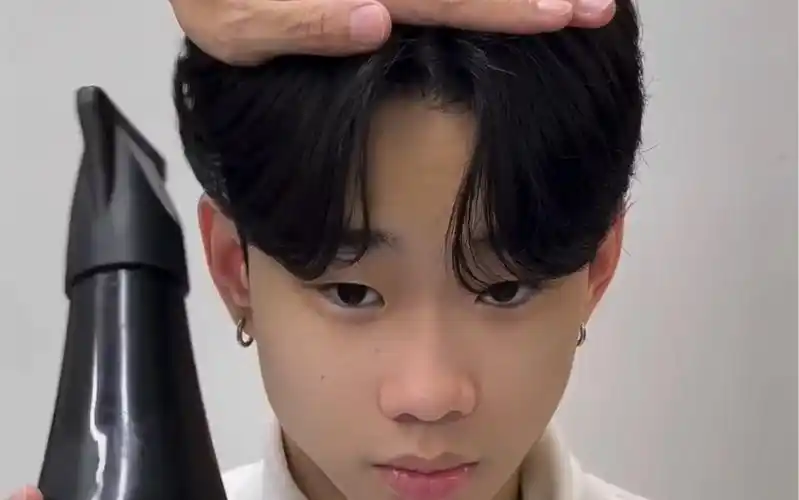 经典的韩式中分发型