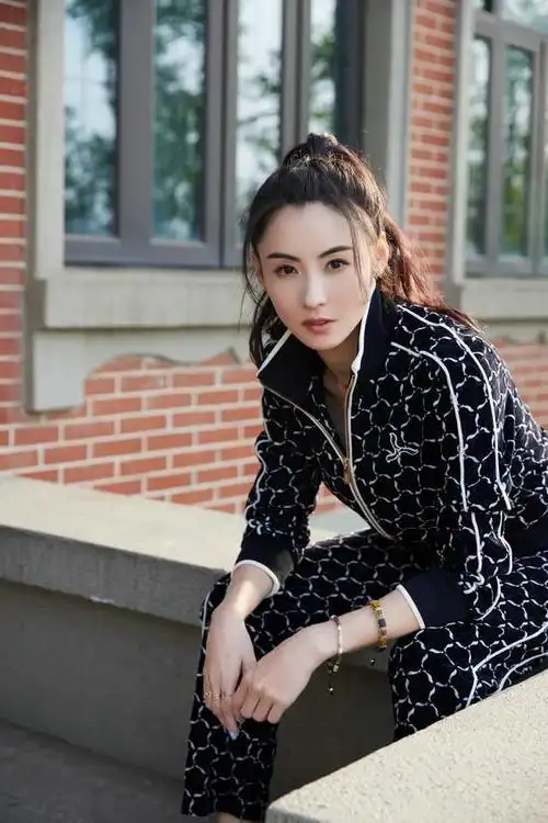 照片中,张柏芝一身黑色运动套装出镜,扎起高马尾,尽显青春活力.