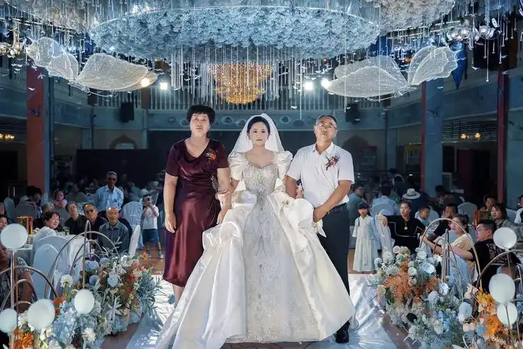 新婚现场 #婚拍  看着这些照片仿佛又回到了婚礼那天 记录 - 抖音