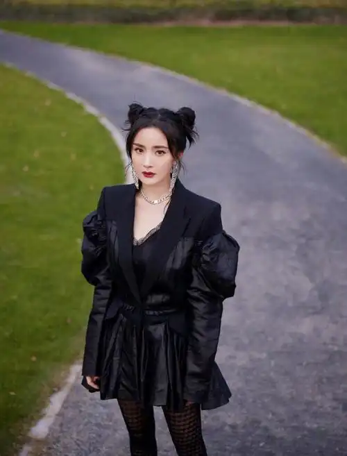 杨幂鬼马精灵双丸子头可爱满分,黑皮裙配黑丝袜变身甜