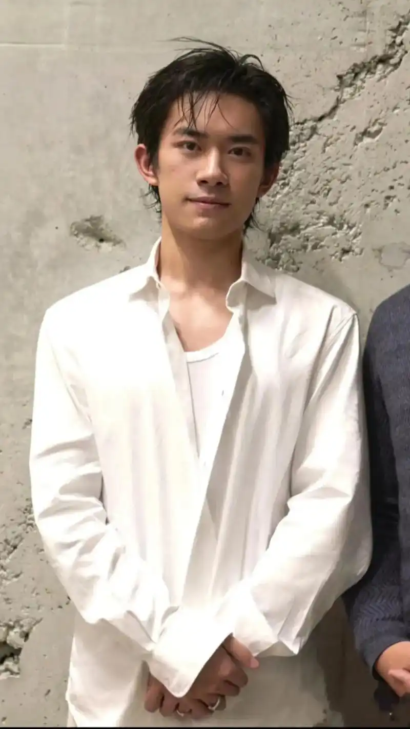 《易烊千玺》见过你很多面  你的真诚 热烈 善良 高冷 可爱 - 抖音