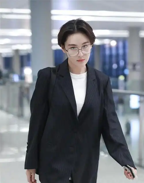 张馨予短发造型气质超a穿黑色条纹西装走机场戴眼镜文艺帅气