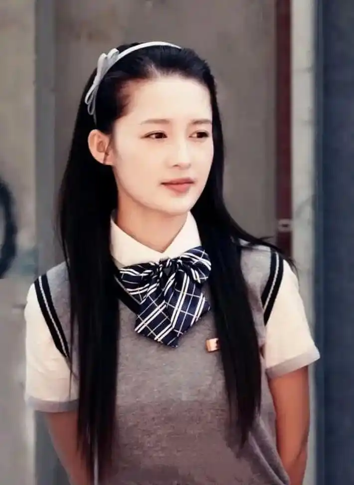 好稚嫩.#李沁 #清纯甜美 #追星 #笑容最治愈的女孩 - 抖音