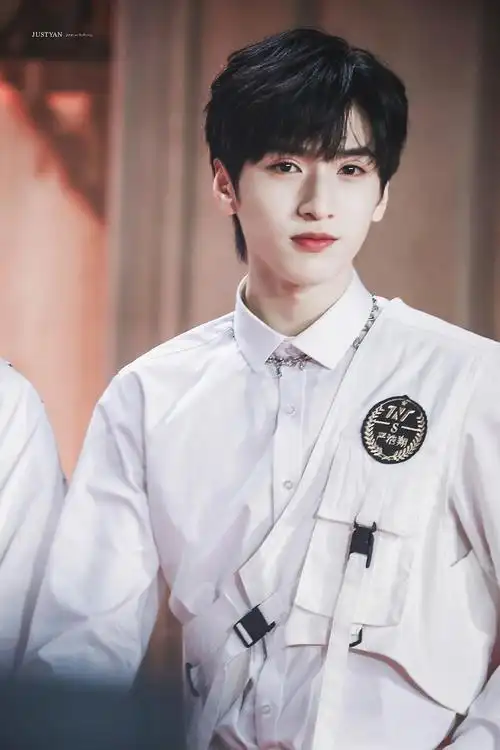 滴滴灵气rapper严浩翔帅图大放送哦16岁出了两首原创绝对顶级美貌事业