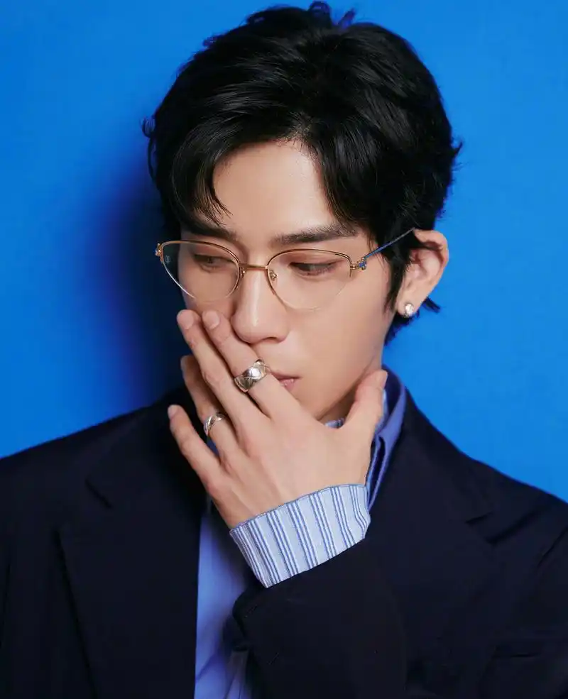 井柏然身着宝蓝色西服套装出席今天微博之夜活动.金丝边眼镜超cool的.