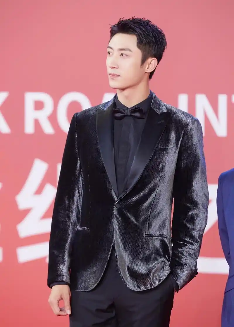 187cm黄景瑜穿丝绒黑西装亮相,端庄英俊,超模身材真是绝