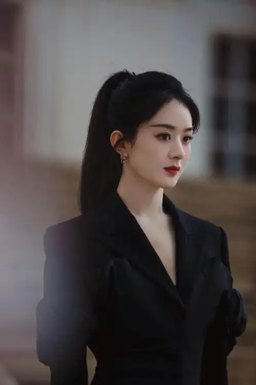 赵丽颖扎马尾穿黑装干练霸气红唇吸睛