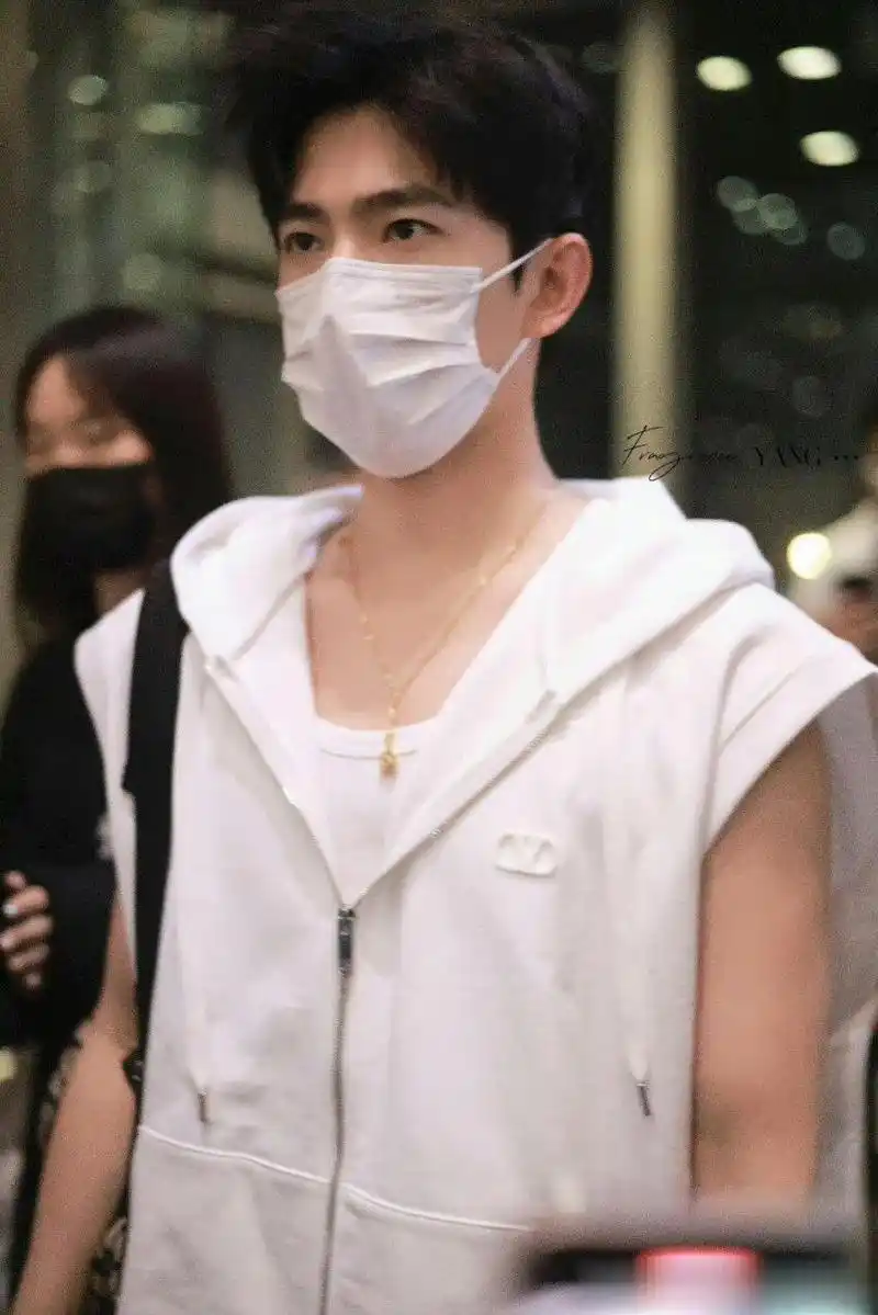 杨洋出发机场照  杨洋白色无袖马甲 这样式儿的说是男大不过分吧