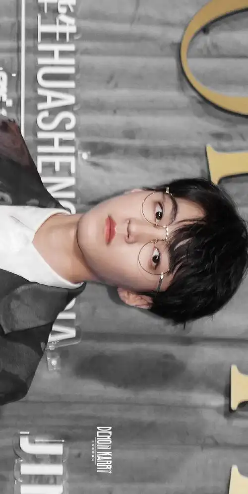 王俊凯金丝眼镜##王俊凯繁花西装