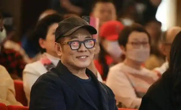 李连杰近照引争议!