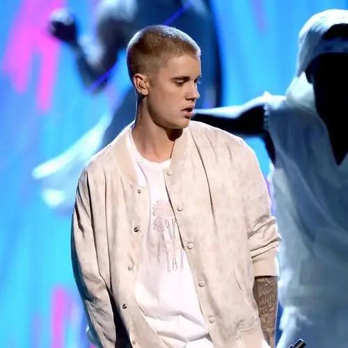 终于等到了,在顶着多年的鸡窝头扫把永和大王的发型之后,寸头回来了!