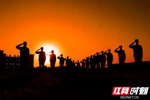 黄昏缓缓降临,武警永州支队的战士们在夕阳下训练,矫健的身姿交织成了
