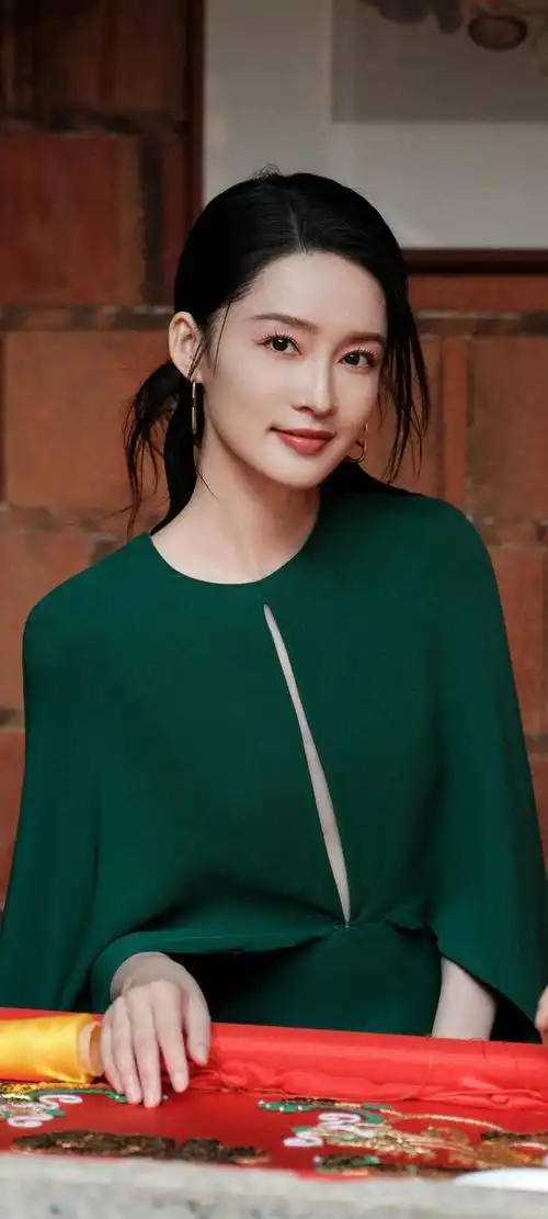 美女系列壁纸第210期-李沁,这个名字在近年来的娱乐圈中逐渐崭露头角