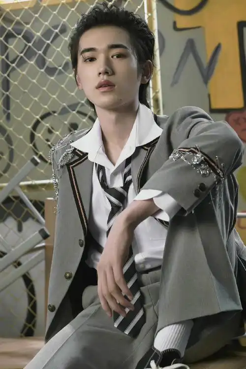 宋亚轩背头校园风造型