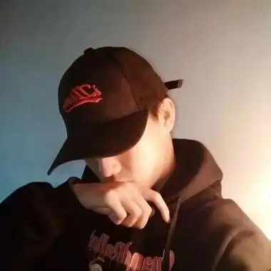 戴帽子的男生头像高清帅气图片