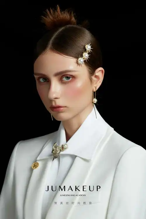 聚美妆时尚教育的化妆造型作品《时尚复古》