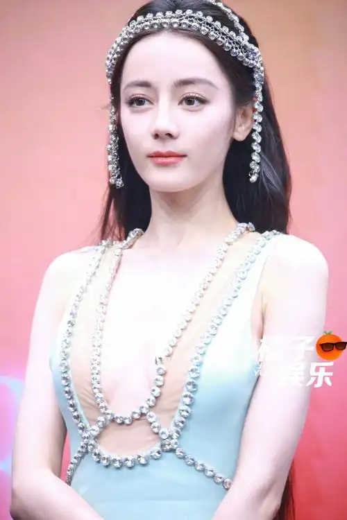 迪丽热巴 刚出水的美人鱼##迪丽热巴出图了吗##迪丽热巴大深v裙