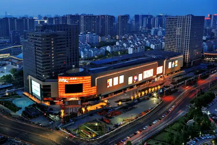 2018年6月14日万象汇商厦建成于次日开业,成为萧山商业最大的综合体