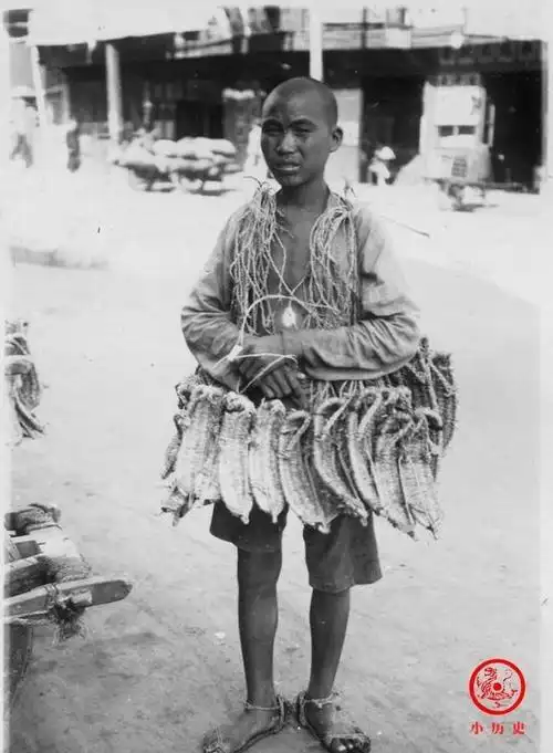 民国上海滩老照片:贫民在街头艰难谋生