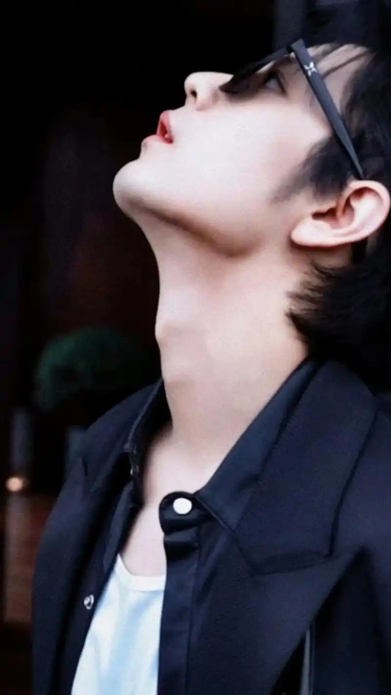 这喉结,我先舔个1005遍再说#肖战 #肖战陌森眼镜代言人