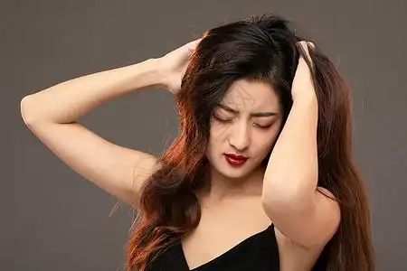 妩媚美女烦躁焦虑双手抓头图片素材
