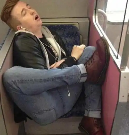 美女下身惊现坚硬柱体!这些令人爆笑的奇葩睡姿照片